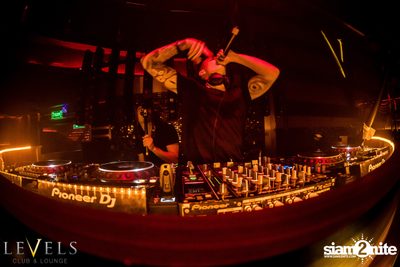 Paris Blohm ที่ เลเวลส์ — photo 73