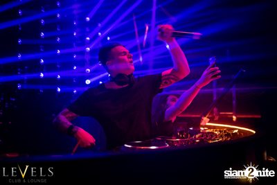 Paris Blohm ที่ เลเวลส์ — photo 91