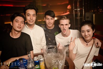 Paris Blohm ที่ เลเวลส์ — photo 100