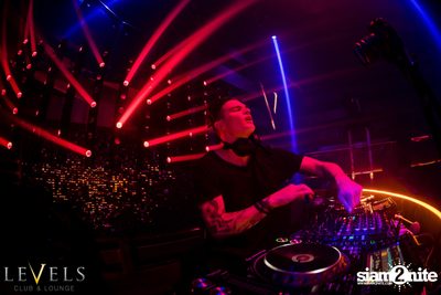 Paris Blohm ที่ เลเวลส์ — photo 106