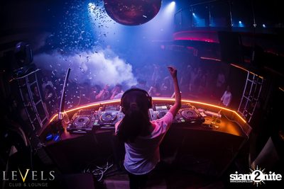 Paris Blohm ที่ เลเวลส์ — photo 129