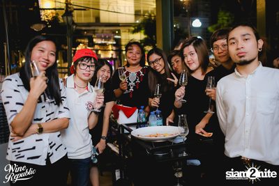 V Violette Live at Wine Republic — photo 2