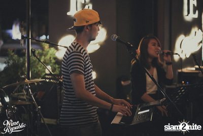 V Violette Live at Wine Republic — photo 8