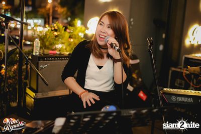 V Violette Live at Wine Republic — photo 20