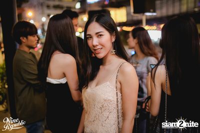 V Violette Live at Wine Republic — photo 27