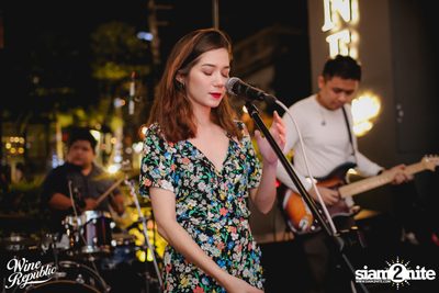 V Violette Live at Wine Republic — photo 40