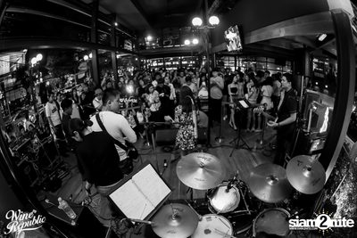 V Violette Live at Wine Republic — photo 44