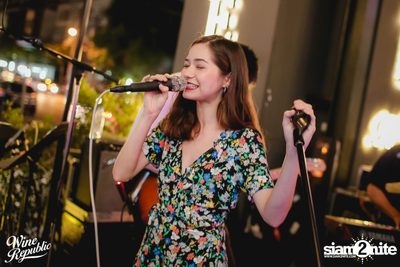 V Violette Live at Wine Republic — photo 52