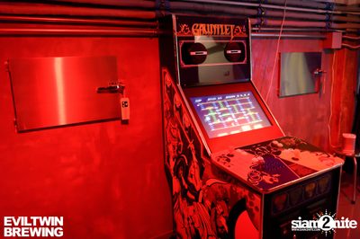 Evil Twin Launch Party กับ Imperial Doughnut Break ที่ แฮร์ออฟ เดอะ ด็อก — photo 7