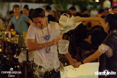 คอนเสิร์ตสงกรานต์กับ เบน ชลาทิศ ที่ ซิกซ์ตี้ซิกซ์ สเตชั่น — photo 43