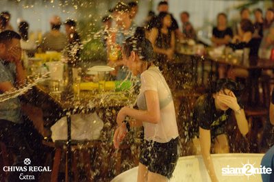 คอนเสิร์ตสงกรานต์กับ เบน ชลาทิศ ที่ ซิกซ์ตี้ซิกซ์ สเตชั่น — photo 48