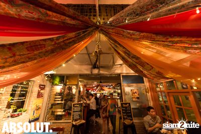 Woodstock, Happy as a Hippie at Le Café des Stagiaires — photo 2