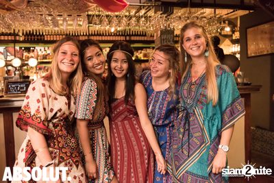 Woodstock, Happy as a Hippie at Le Café des Stagiaires — photo 9