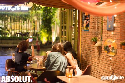 Woodstock, Happy as a Hippie at Le Café des Stagiaires — photo 32