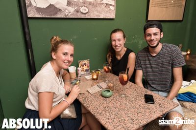 Woodstock, Happy as a Hippie at Le Café des Stagiaires — photo 46