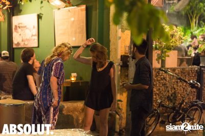 Woodstock, Happy as a Hippie at Le Café des Stagiaires — photo 51