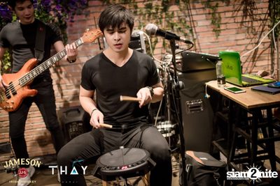 Thay Days กับ Ur Boy TJ ที่ เท เอกมัย — photo 9