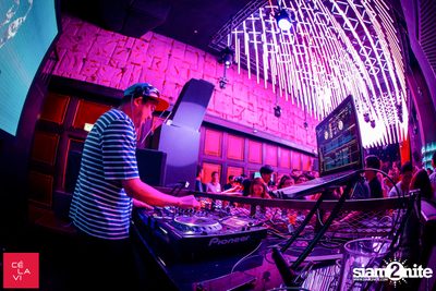 Supersonic Saturdays นำเสนอ DJ Groove ที่ เซ ลา วี — photo 110