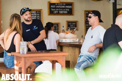 Absolut X Pool Party ที่ บลู แพร็อต — photo 32