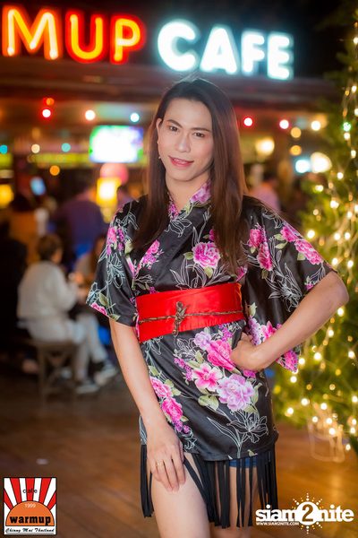 Peck Palitchoke ที่ วอร์ม อัพ คาเฟ่ เชียงใหม่ — photo 40