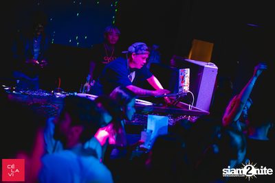 Crush Wednesdays นำเสนอ DJ Hedspin ที่ เซ ลา วี — photo 83