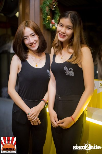 Oat Pramote ที่ วอร์ม อัพ คาเฟ่ เชียงใหม่ — photo 1