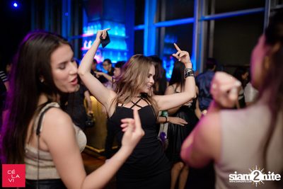 Flash Fridays Resident DJ Launch Party กับ Knatz ที่ เซ ลา วี — photo 29