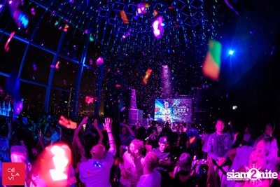Flash Fridays Resident DJ Launch Party กับ Knatz ที่ เซ ลา วี — photo 45