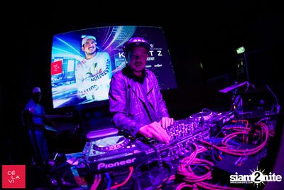 Flash Fridays Resident DJ Launch Party กับ Knatz ที่ เซ ลา วี — photo 47