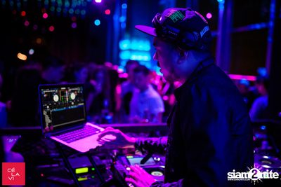 Flash Fridays Resident DJ Launch Party กับ Knatz ที่ เซ ลา วี — photo 60