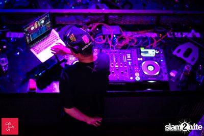 Flash Fridays Resident DJ Launch Party กับ Knatz ที่ เซ ลา วี — photo 63