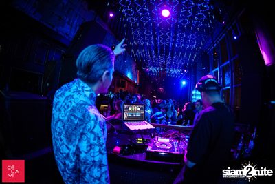 Flash Fridays Resident DJ Launch Party กับ Knatz ที่ เซ ลา วี — photo 64