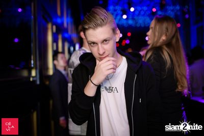 Flash Fridays Resident DJ Launch Party กับ Knatz ที่ เซ ลา วี — photo 97