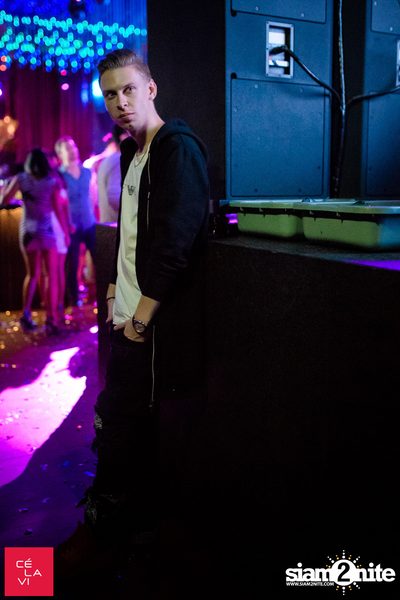 Flash Fridays Resident DJ Launch Party กับ Knatz ที่ เซ ลา วี — photo 117