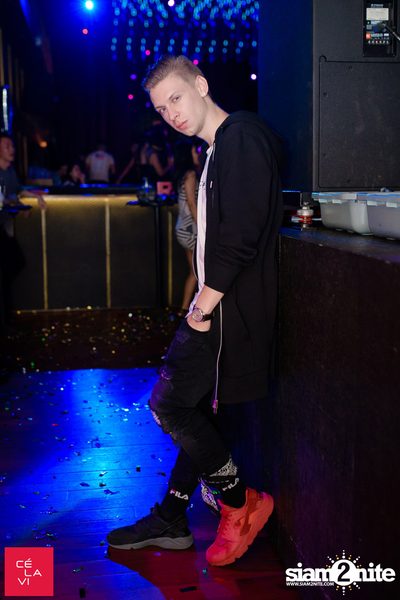 Flash Fridays Resident DJ Launch Party กับ Knatz ที่ เซ ลา วี — photo 118