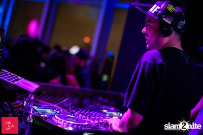 Flash Fridays Resident DJ Launch Party กับ Knatz ที่ เซ ลา วี — photo 120