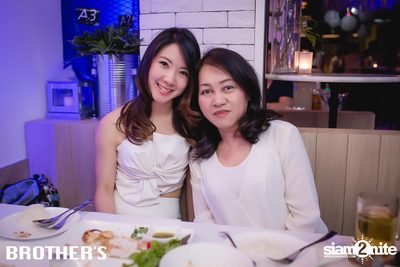 White Valentines ที่ บราเธอร์ บาร์ แอนด์ เรสเตอร์รองท์ — photo 25