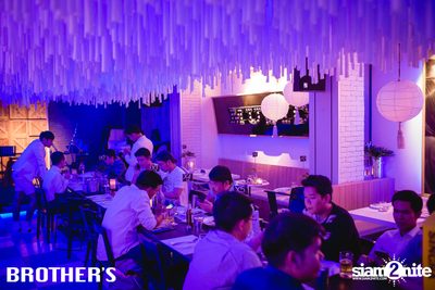 White Valentines ที่ บราเธอร์ บาร์ แอนด์ เรสเตอร์รองท์ — photo 29