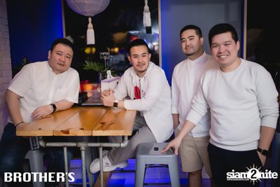 White Valentines ที่ บราเธอร์ บาร์ แอนด์ เรสเตอร์รองท์ — photo 32