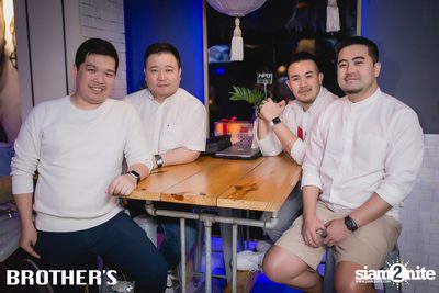 White Valentines ที่ บราเธอร์ บาร์ แอนด์ เรสเตอร์รองท์ — photo 33