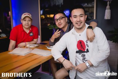 White Valentines ที่ บราเธอร์ บาร์ แอนด์ เรสเตอร์รองท์ — photo 35