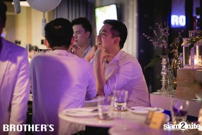 White Valentines ที่ บราเธอร์ บาร์ แอนด์ เรสเตอร์รองท์ — photo 40
