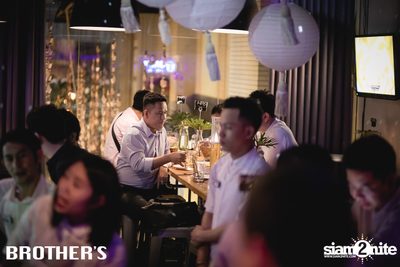 White Valentines ที่ บราเธอร์ บาร์ แอนด์ เรสเตอร์รองท์ — photo 41