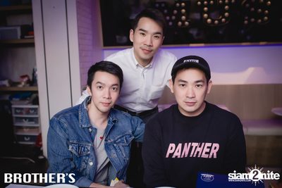 White Valentines ที่ บราเธอร์ บาร์ แอนด์ เรสเตอร์รองท์ — photo 45