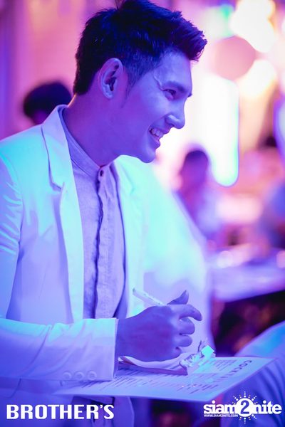 White Valentines ที่ บราเธอร์ บาร์ แอนด์ เรสเตอร์รองท์ — photo 48