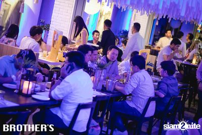 White Valentines ที่ บราเธอร์ บาร์ แอนด์ เรสเตอร์รองท์ — photo 50
