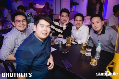 White Valentines ที่ บราเธอร์ บาร์ แอนด์ เรสเตอร์รองท์ — photo 51