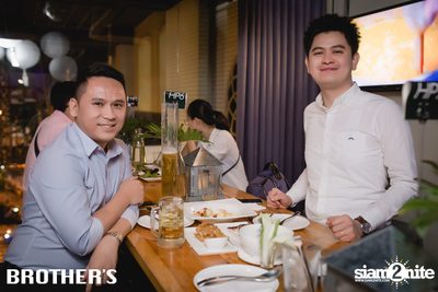 White Valentines ที่ บราเธอร์ บาร์ แอนด์ เรสเตอร์รองท์ — photo 53