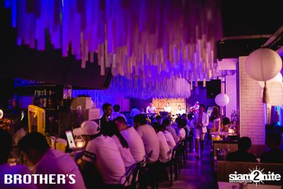 White Valentines ที่ บราเธอร์ บาร์ แอนด์ เรสเตอร์รองท์ — photo 68