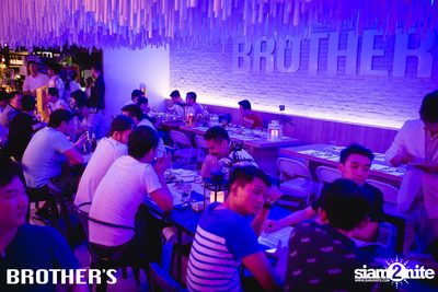 White Valentines ที่ บราเธอร์ บาร์ แอนด์ เรสเตอร์รองท์ — photo 72
